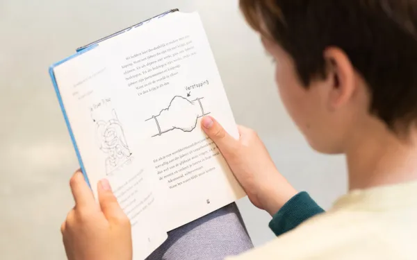 jongen leest boek