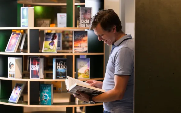 man in bibliotheek