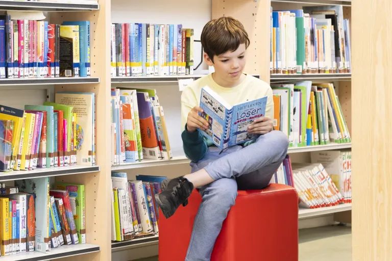 jongen in bibliotheek