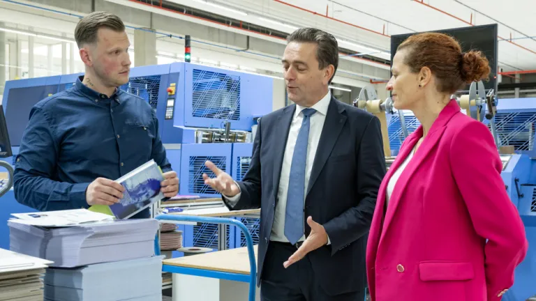 Burgemeester Michel Bezuijen op bezoek bij NBD Biblion