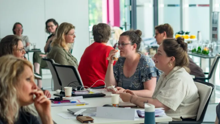 vrouwen praten tijdens opleiding